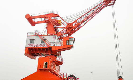 أربع وصلات من نوع Mobile Harbour Portal Crane Portal Slewing Crane 25t 45m Boom